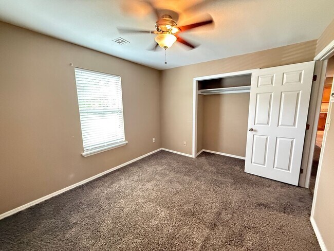 Building Photo - Kellysville 2 bedroom Plenty of Parking, Large fenced yard