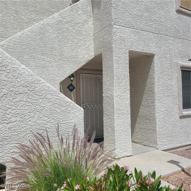Building Photo - 636 Yacht Harbor Dr