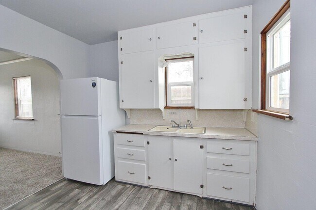 Building Photo - 210 S Commercial Ave