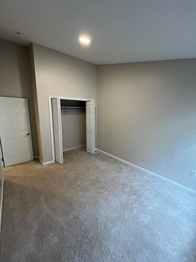 Building Photo - Newly Renovated 3 Bed 2.5 Bath Townhouse A...