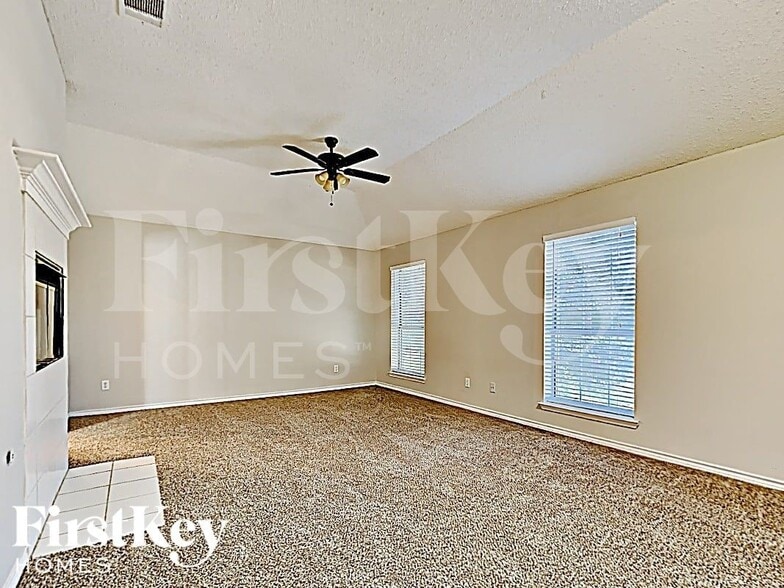 Building Photo - 5611 Chimney Rock Dr
