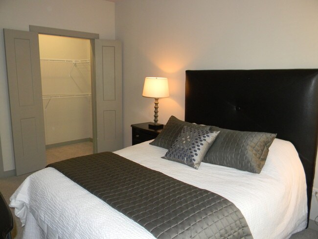 Building Photo - 670 E Algonquin Rd