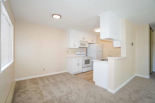 Building Photo - 3670 Silver Oaks Way