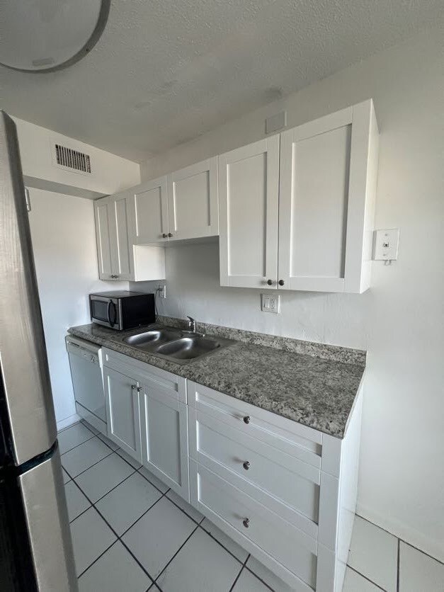 Building Photo - 374 Sunshine Dr