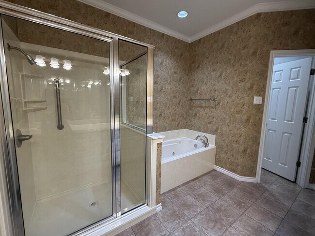 Building Photo - Modern Comfort Meets Cozy Living on Casual Cir!