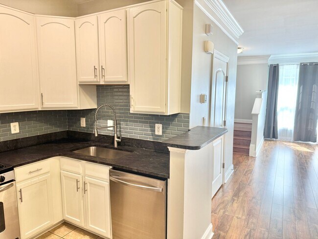 Building Photo - POTOMAC CLUB - SECONDS TO STONEBRIDGE - EASY REVERSE COMMUTE TO QUANTICO