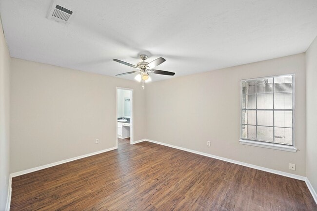 Building Photo - Lovely 3 Bedroom 2 Bath Duplex Home with Totally Private Backyard with Nice Wooden Privacy Fence!!