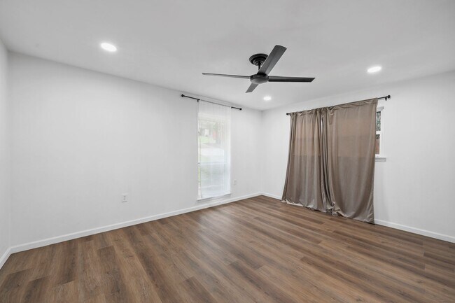 Building Photo - Fully Renovated Woodway Home