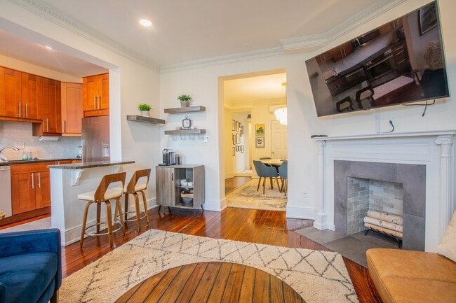 Building Photo - Stunning 2 BR/2 BA Condo in Dupont Circle!