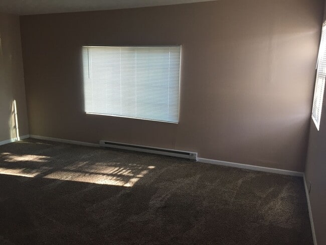 Building Photo - $1000 - 2 Bedroom 1 Bath Duplex - Newly Re...