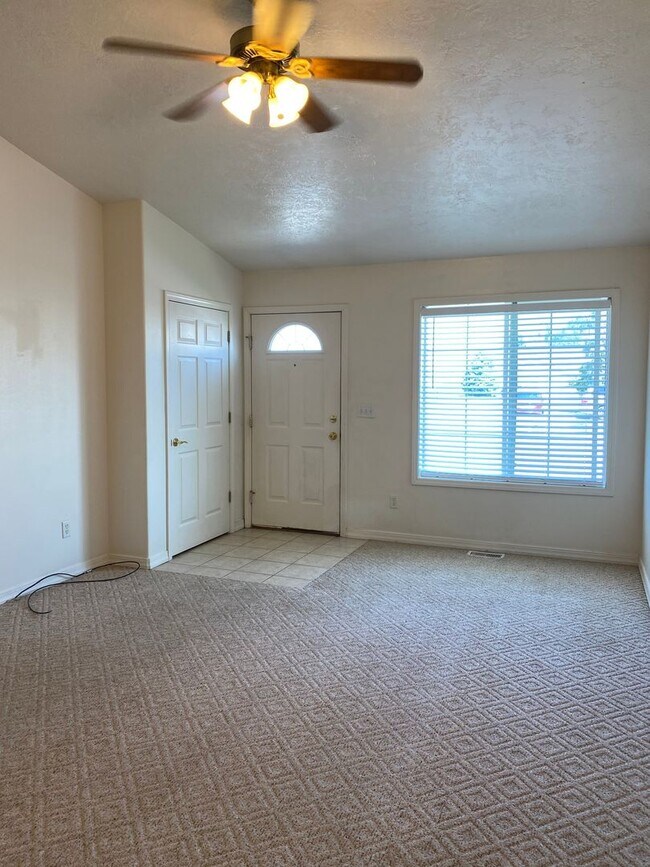 Building Photo - 2 Bed, 1 Bath Rocky Mountain Townhome w/ Garage & In-Unit Laundry