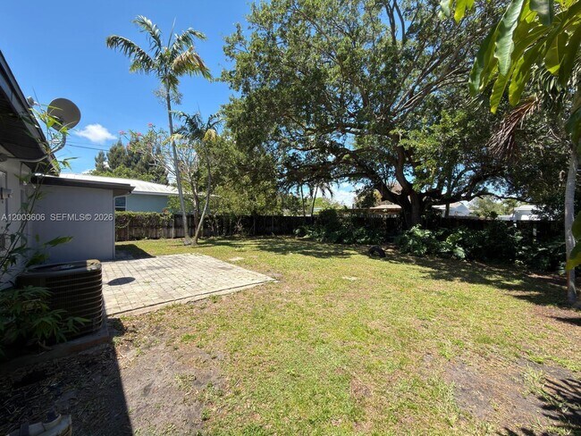 Building Photo - 1325 NW 11th Ct