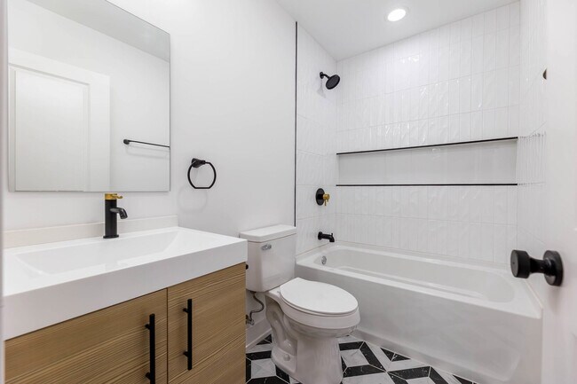 Building Photo - 241 W 74th St