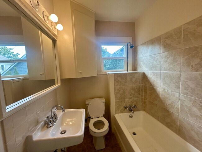 Building Photo - 1030