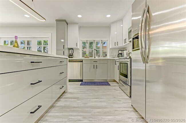 Building Photo - 16643 Redwood Way