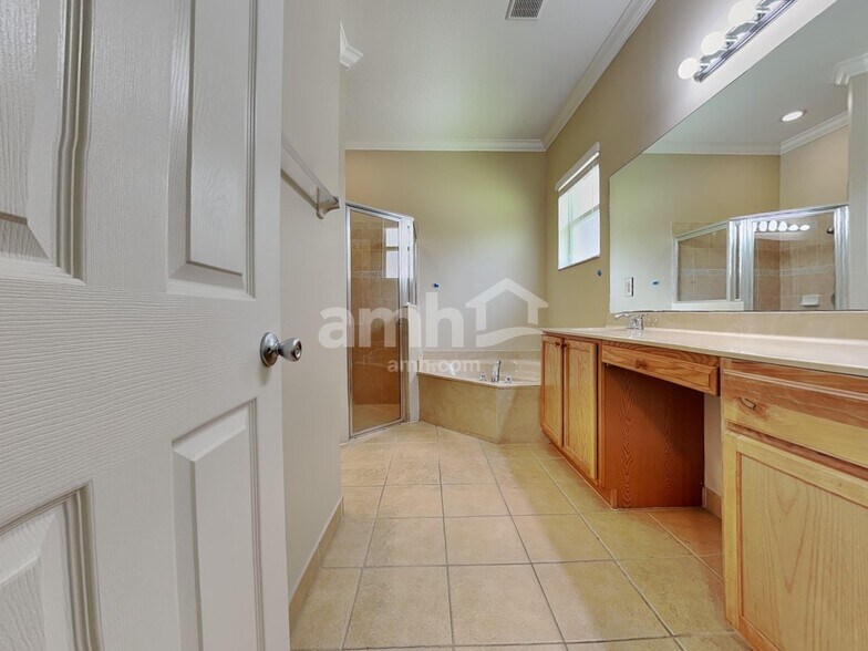 Building Photo - 996 NW Leonardo Cir