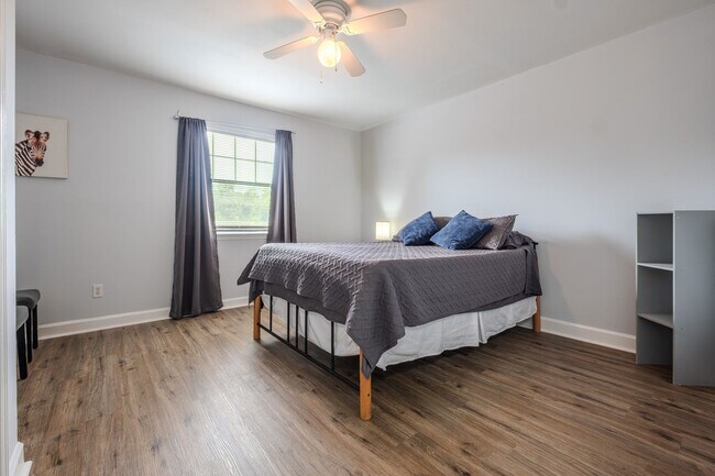 Building Photo - 290 Appleby Dr
