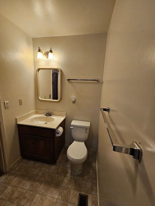 Building Photo - Cozy rental in Hidden Valley Lake