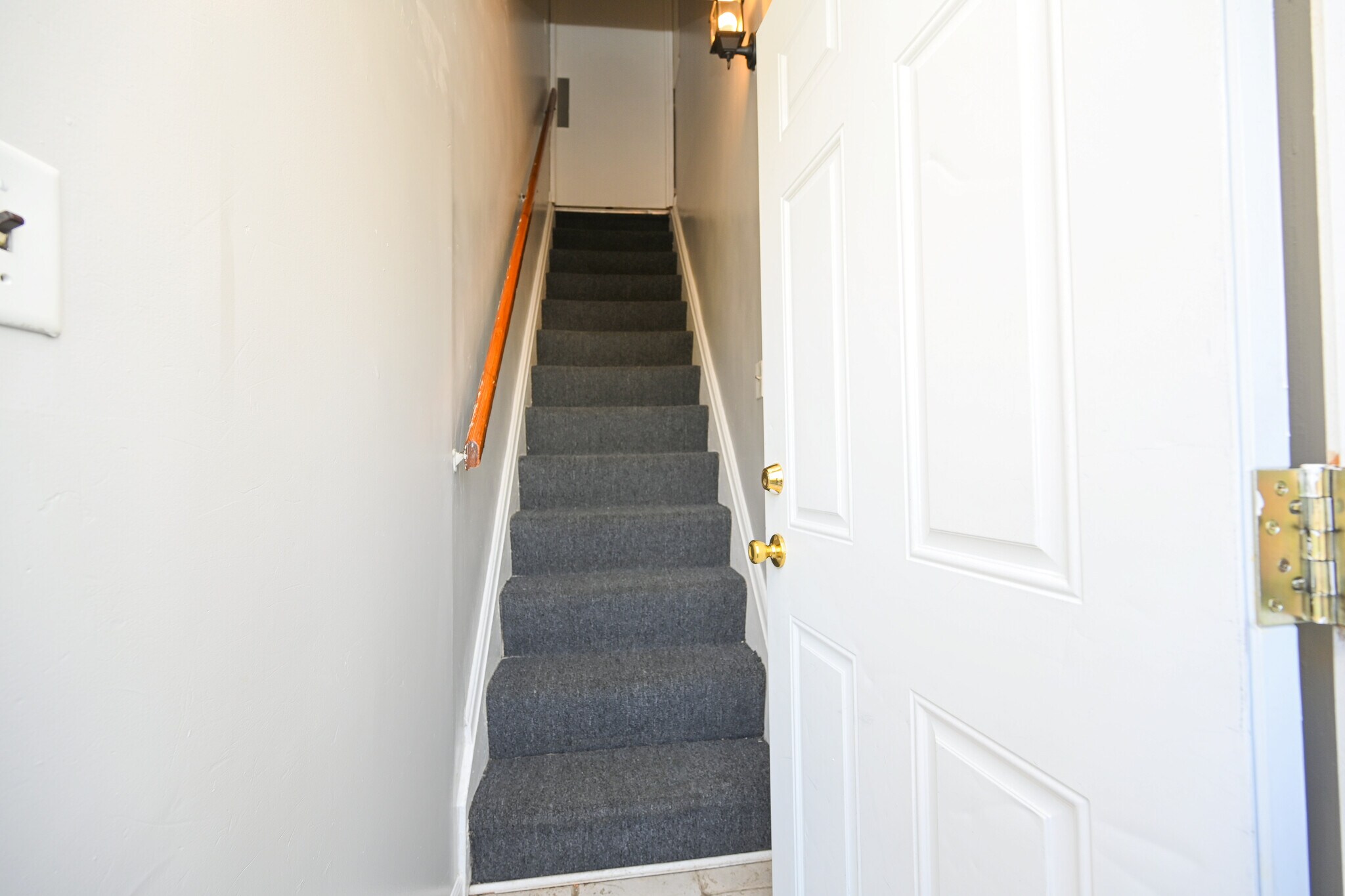 Walk up to unit - 7813 Elizabeth St