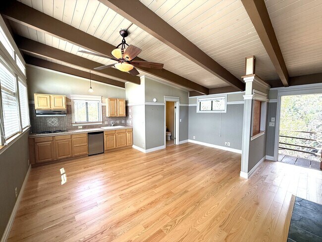 Building Photo - SPACIOUS  FOUR BED / THREE BATH SAN RAFAEL...