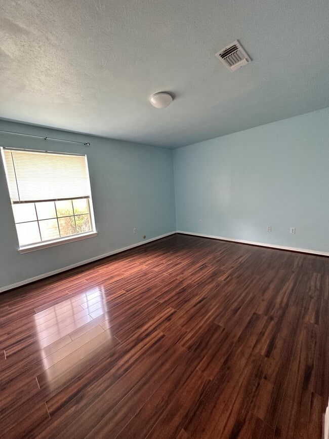 Building Photo - 1009 Augusta Dr