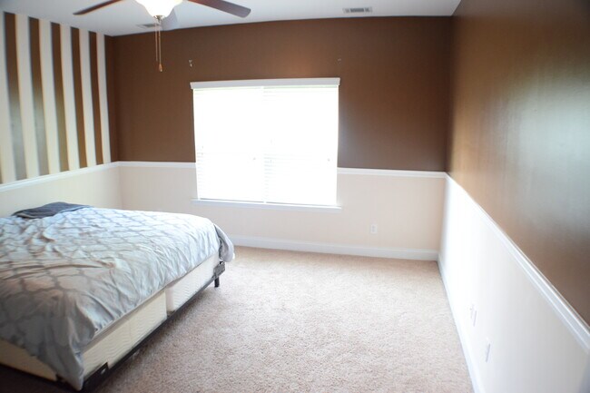 Building Photo - Beautiful home featuring 4 bedrooms, 2.5 bath and a loft.