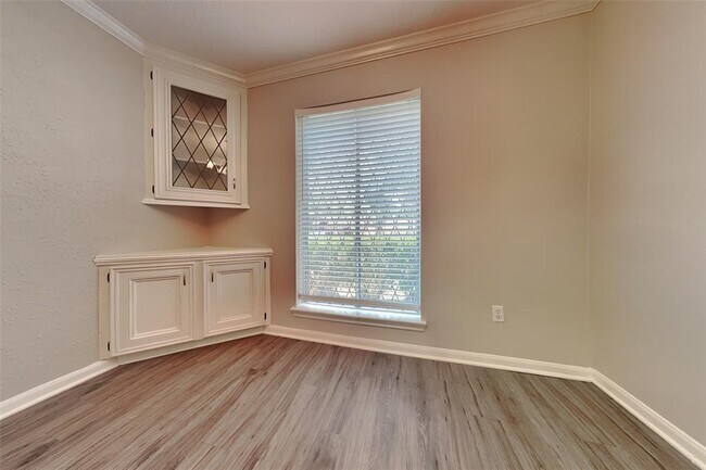 Building Photo - 2206 Lakeville Dr