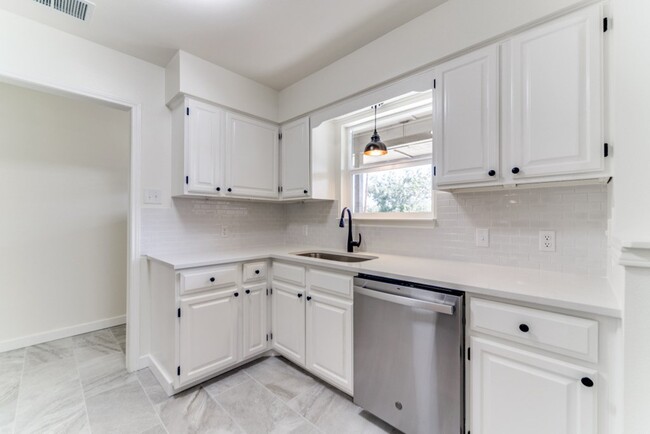 Building Photo - 218 Skyview Dr