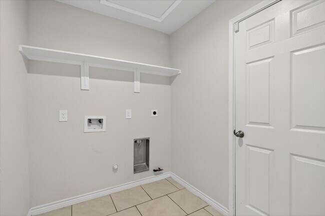 Building Photo - 3909 Shiva Dr