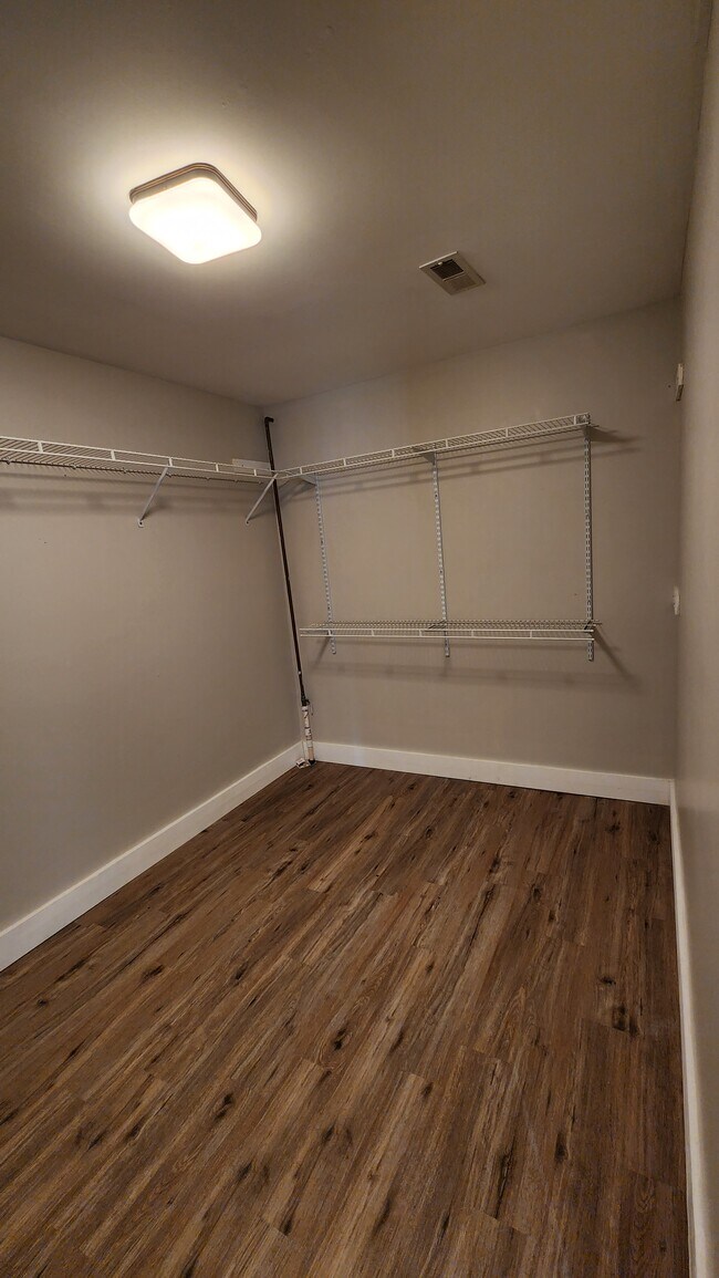 Building Photo - 5930 S New Hope Rd