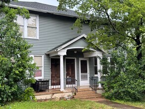 Building Photo - Vintage 1 Bedroom + Study Walking Distant to UT