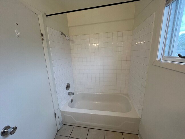 Building Photo - 17 N 62nd Ave W