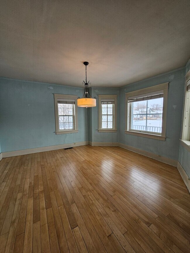 Building Photo - 4 BED | 2.5 BATH | SPACIOUS HOME | WEST