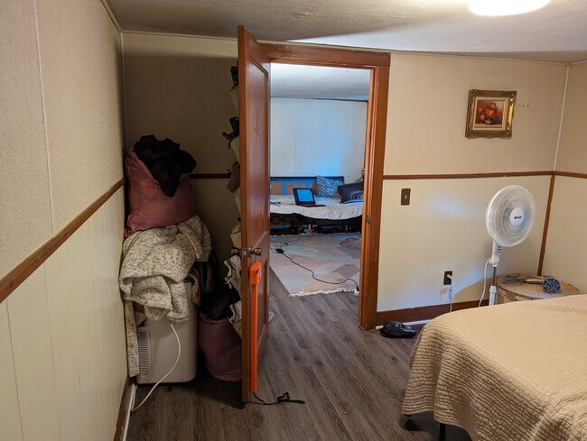 Building Photo - 301 E Eleanor St