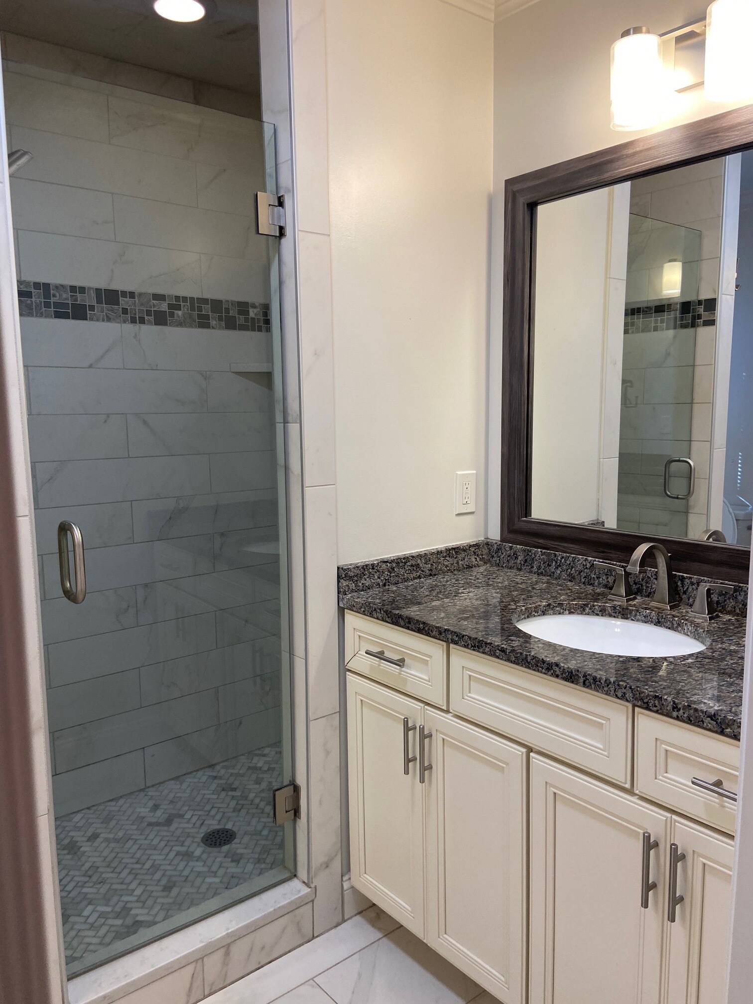 Building Photo - 907 Irving Rd