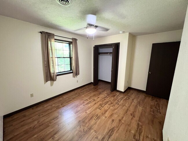 Building Photo - Single Family Home Close to FLW