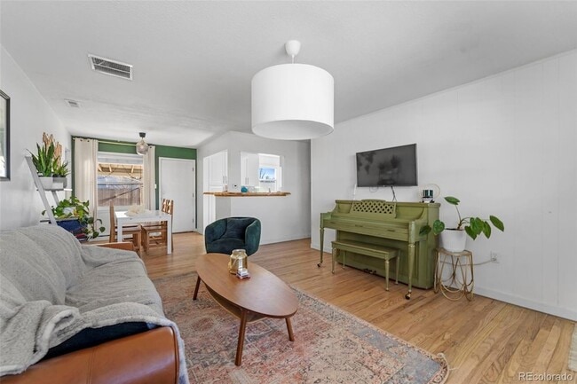 Building Photo - 305 Maplewood Dr