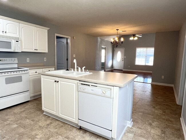 Building Photo - Absolutely Adorable Home Near Lake Joy Elementary