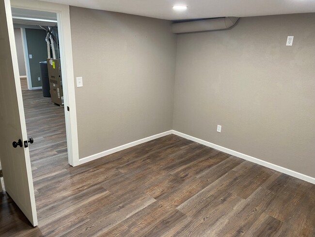 BONUS ROOM / HOME OFFICE - 2909 Sussex Ln
