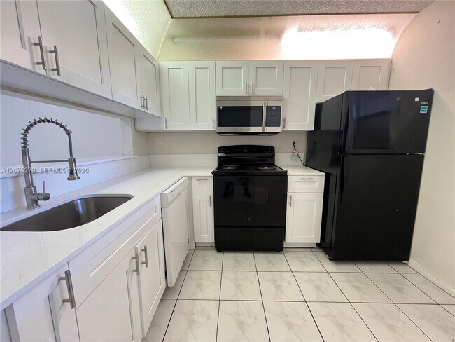 Building Photo - 3252 Foxcroft Rd