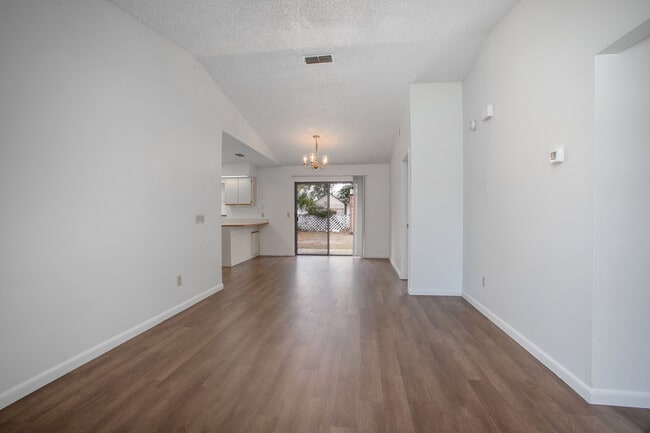 Building Photo - 142 Cascade St