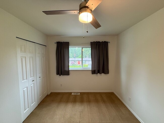Building Photo - Beautiful Split-Entry 4 Bed 3 Bath Home Fully Fenced Yard