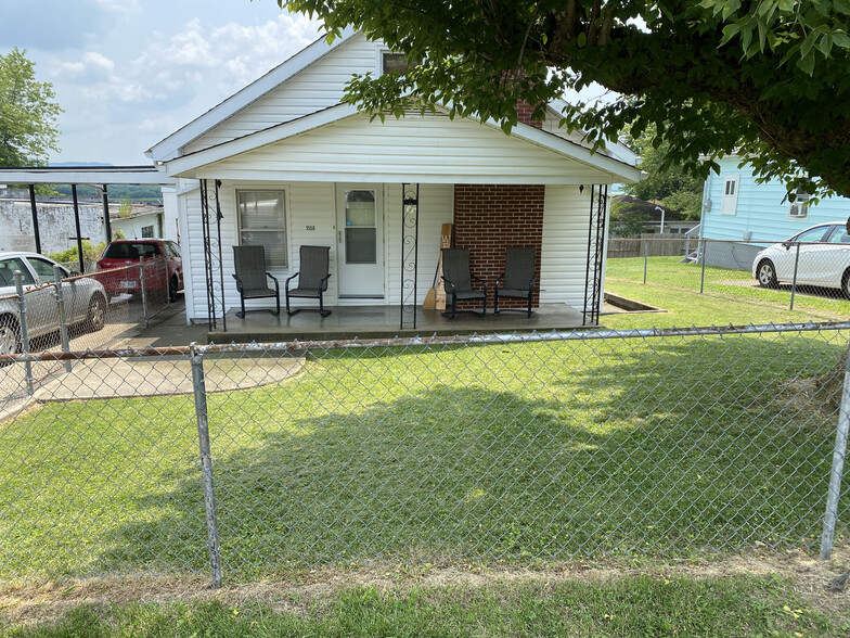 Drive way w/carport & Frontyard - 1558 2nd St