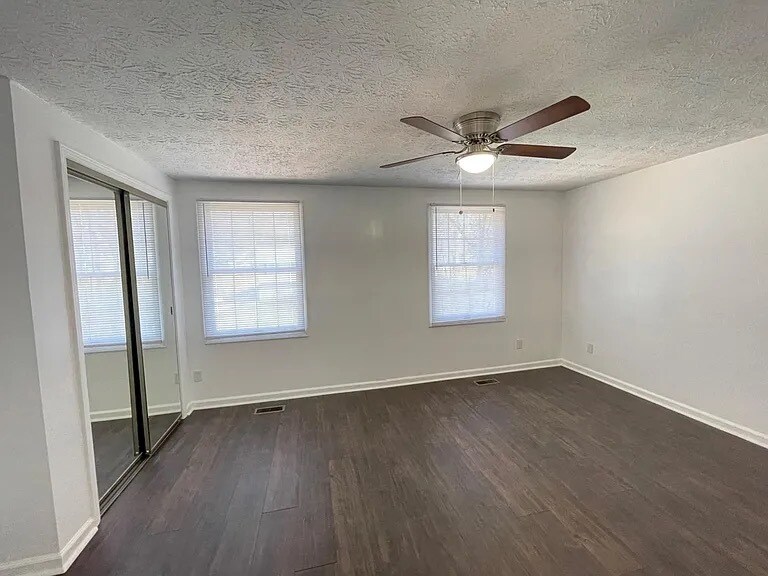 Building Photo - 1637 River Crest Dr
