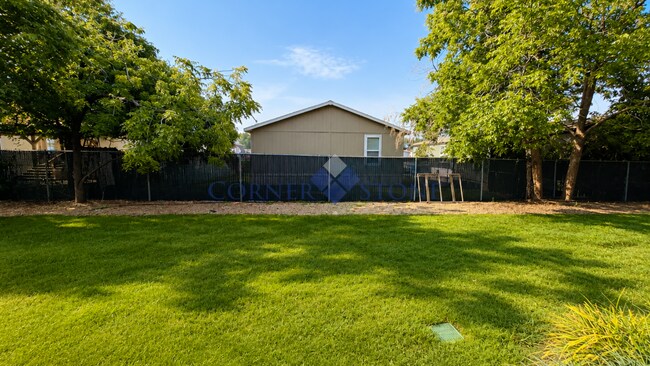 Building Photo - Charming Townhouse Close To The Village!