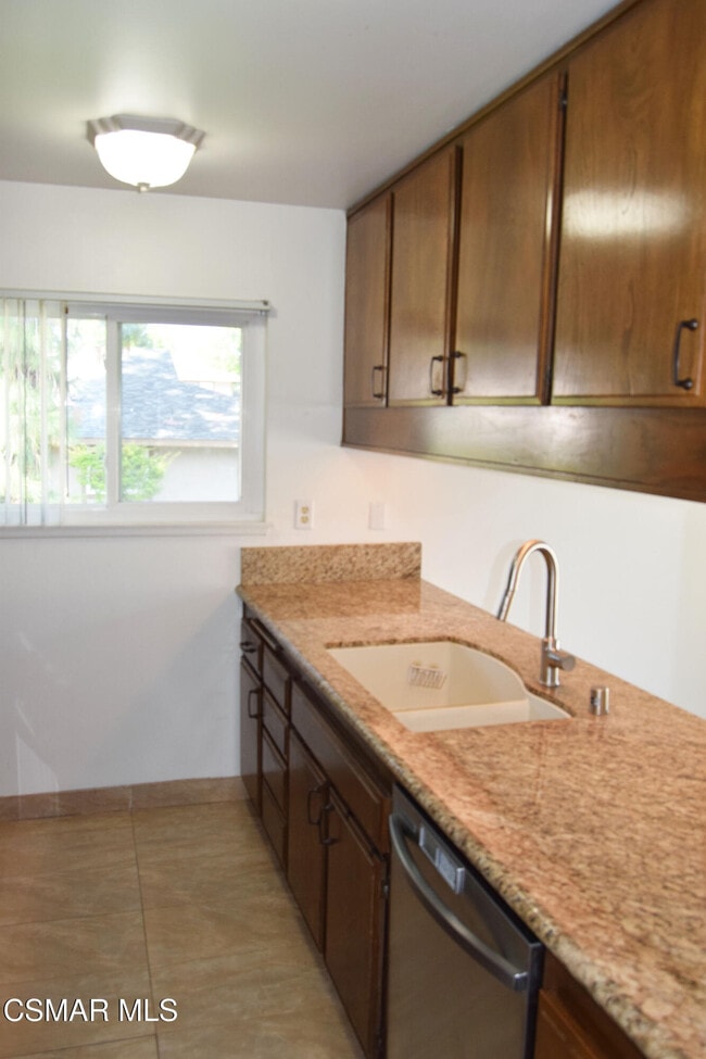 Building Photo - 28725 Conejo View Dr