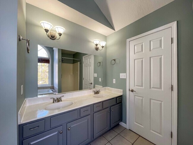 Building Photo - Spacious Four-Bedroom in Candler