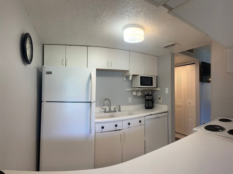 Building Photo - 4215 E Bay Dr