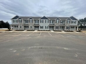 Building Photo - 3 bd 2.5 Ba Townhouse