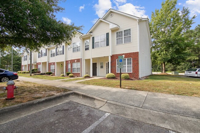 Building Photo - 3 Bedroom Townhome in Raleigh